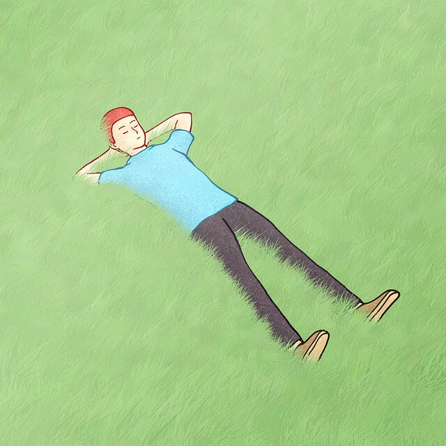 초록 잔디밭에서 남자가 팔베게 하고 누워 있는 그림