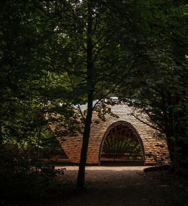 인비저블 스튜디오의 &#39;손으로 만든&#39; 목재 쉼터&#39; VIDEO: Invisible Studio unveils timber shelter &quot;made with many hands&quot; at Westonbirt arboretum