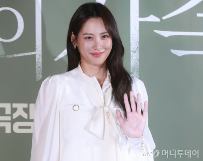 배우
수현
차민근