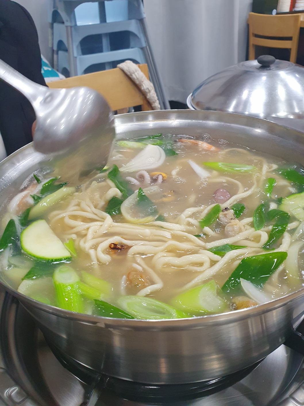 국물맛이 시원하고 면빨도 쫄깃쫄깃 해물칼국수 백청우칼국수 흥덕점