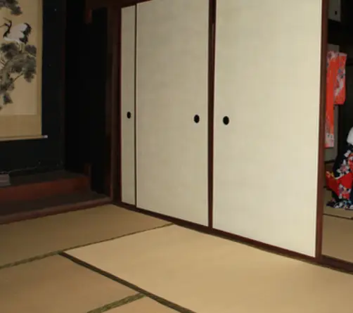 일본인 가옥 집 돋자리가 깔려있고 미닫이 문이 있는 집