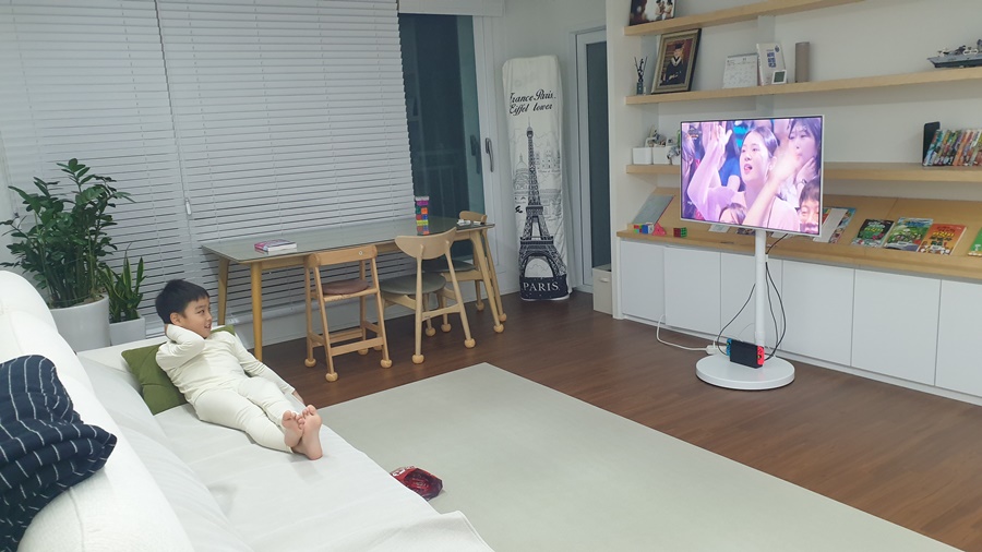 LS43DM703UK-ST 무빙스타일 삼탠바이미 시청하는 아이