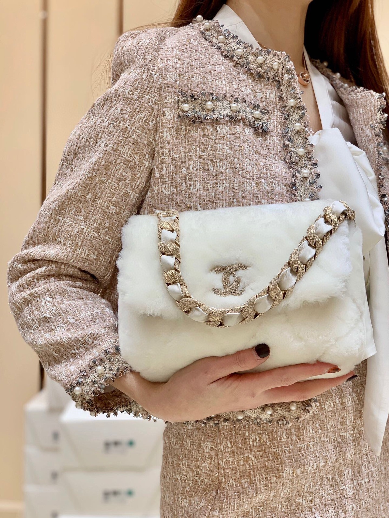  [CHANEL] 샤넬 시어링 램스킨 스트라스 플랩백 AS2240 (2 COLOR)