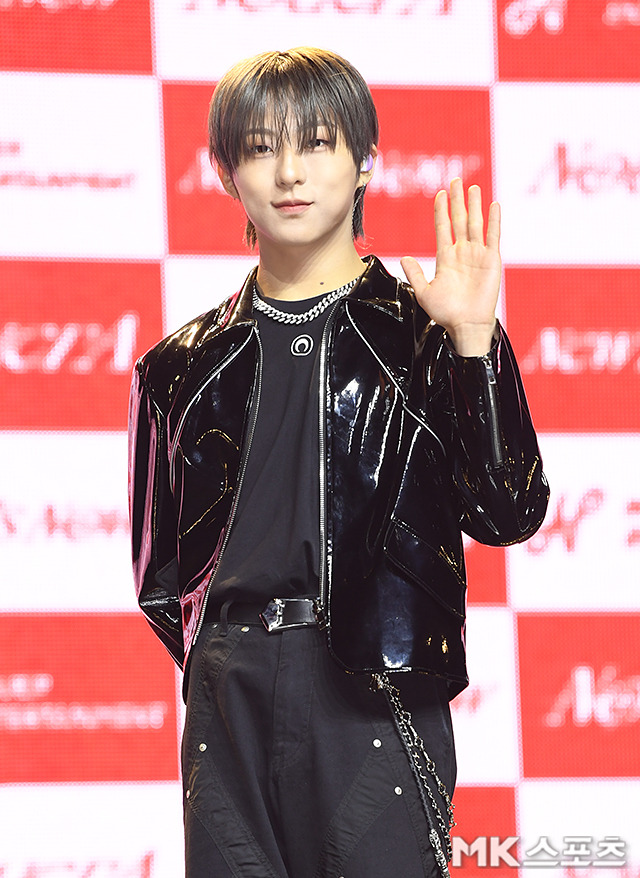 쇼케이스 중인 오늘 데뷔한다는 아이돌 | 인스티즈