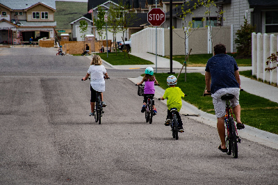 전원주택에서 아빠와 자녀3명이 함께 자전거를 타는 모습