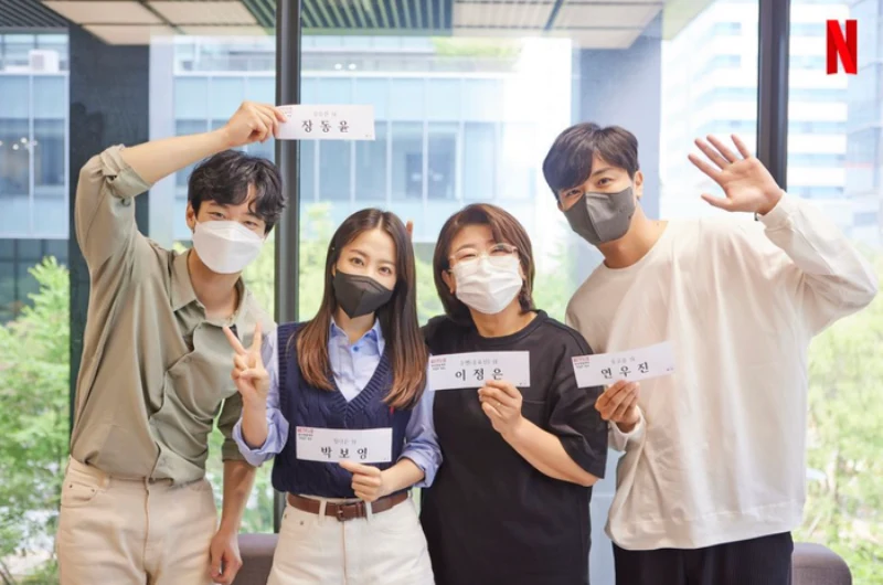 어느 로비를 배경으로 드라마 정신병동에도 아침이 와요의 주연배우 장동윤&#44; 박보영&#44; 이정은&#44; 연우진