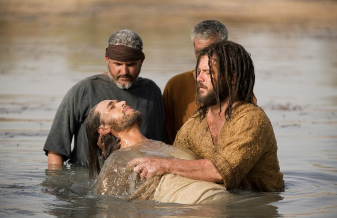 영화 &#39;선오브갓&#39;에서 예수님이 세례를 받는 장면