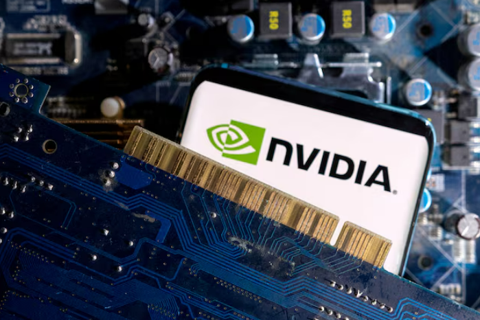 2023년 3월 6일에 촬영된 이 그림에서 NVIDIA 로고가 표시된 스마트폰이 컴퓨터 마더보드에 놓여 있습니다