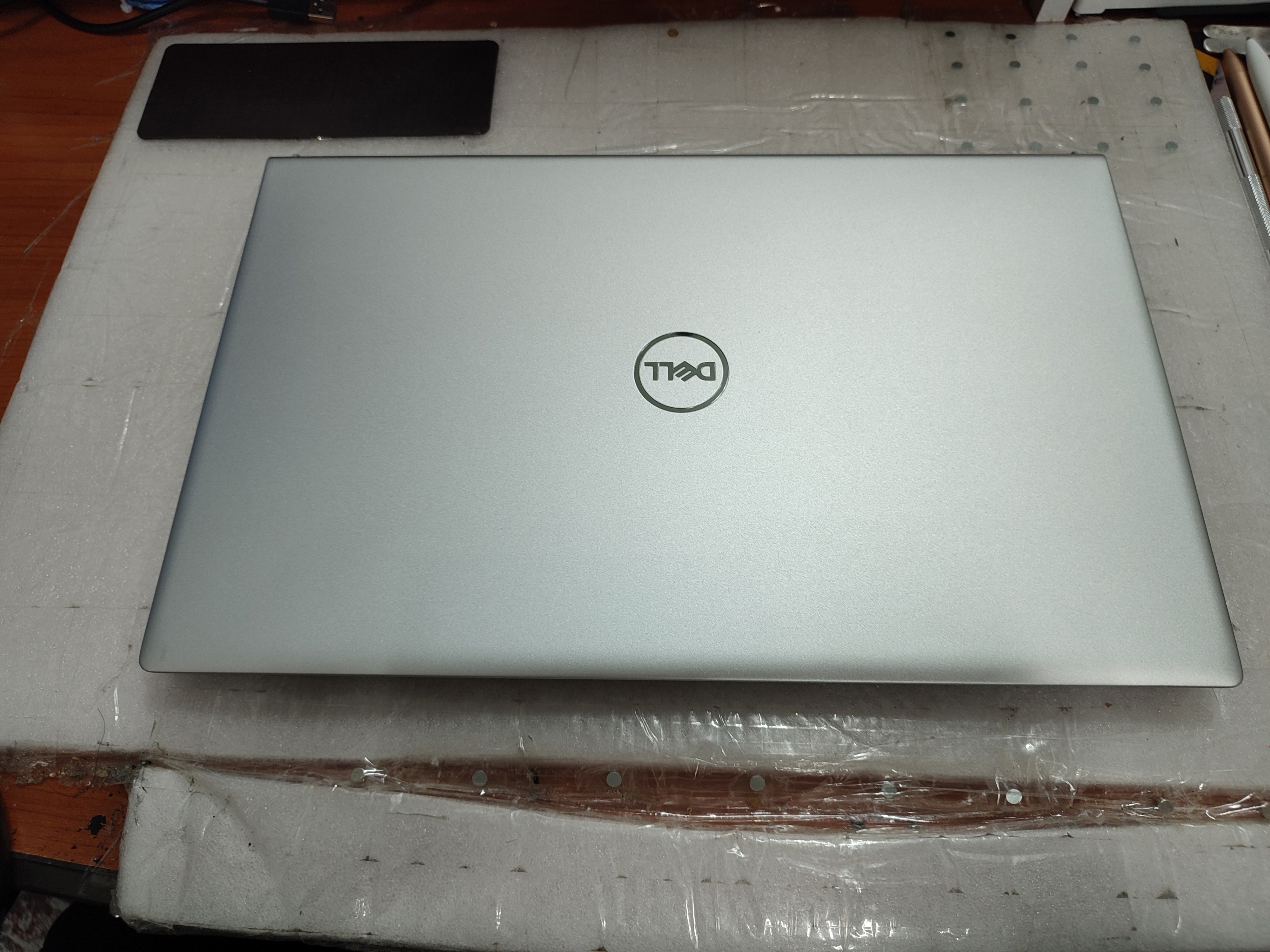 Inspiron 5518 상판 로고