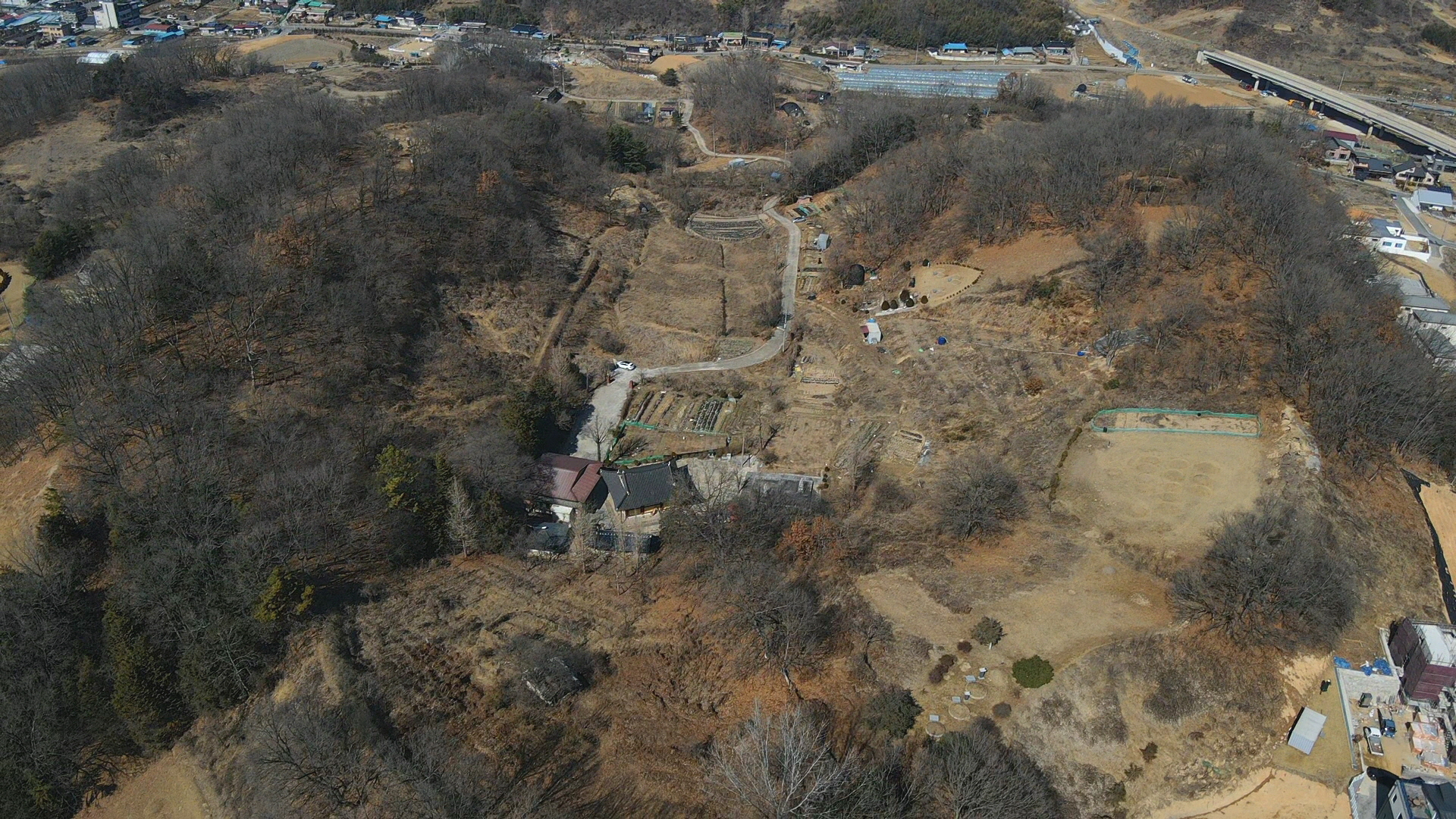 남쪽 방향에서 드론으로 찍은 구억리산성 전경