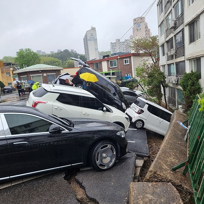 남양주 화도읍 아파트 주차장 옹벽 붕괴 사고… 차량 6대 파손, 주민 120명 대피 ⚠️ 영상 보기