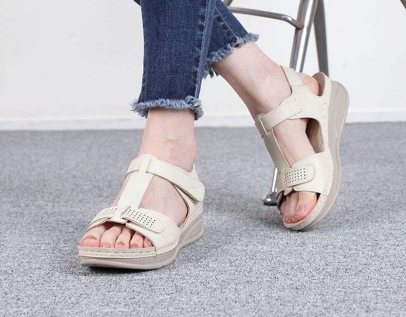  쿠션감 있는 펀칭 앵클벨크로 4cm 샌들