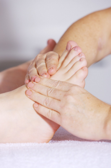 발 통증을 완화하는 한 가지 효과적인 방법은 꾸준한 발 마사지와 스트레칭이다