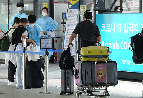  K방역 재개?...해외 입국자 방역 강화....4차 백신 접종도 고려 중