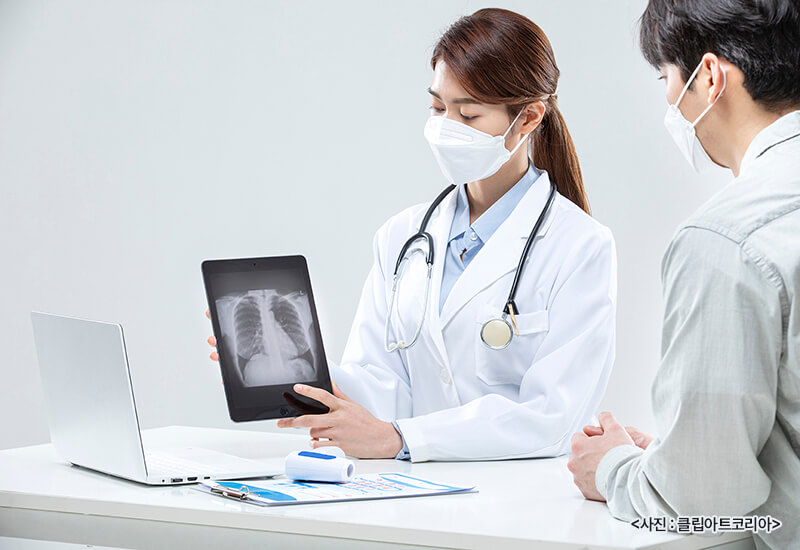 폐를-찍은-엑스레이-사진을-의사가-들고-설명하는-사진