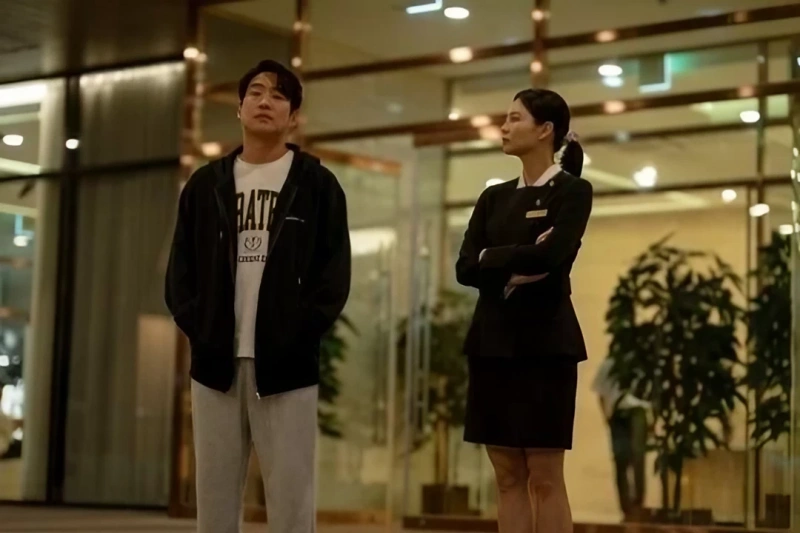 티빙 드라마 LTNS에서 안재홍과 이솜이 호텔앞에 서 있는 장면