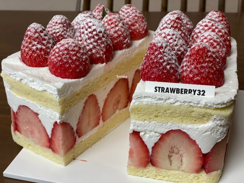 연남동 스트로베리32 - 잘려진 딸기 생크림 케이크