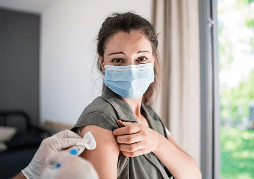 아스트라제네카-백신을-접종-하고있는-여성-사진