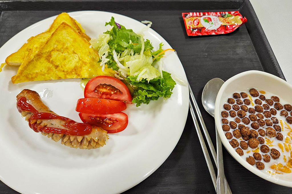 아침 식단 프렌치 토스트 소시지 시리얼 토마토 샐러드