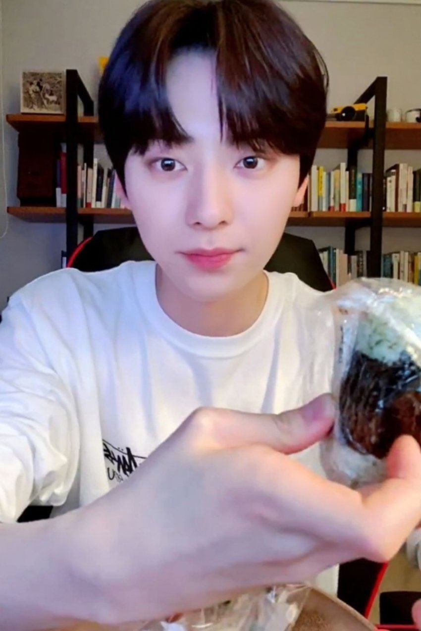  최근 ‘충격적인(?)’먹방으로 화제가 되었던 황민현의 오늘자 새로운 먹방.jpgif