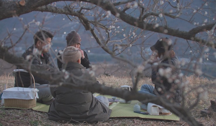 나무-아래서-차-마시는-사람들