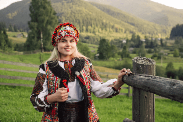 우크라이나-농가에서-우크라이나-전통의상을-입고-있는-여자모습