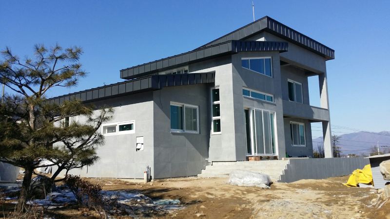 건물 외벽과 조화로운 블랙 톤