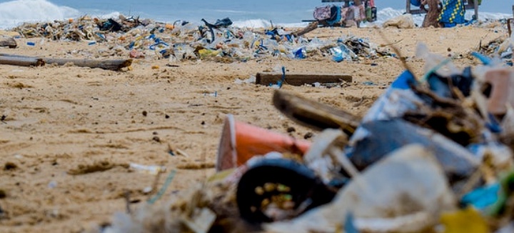 플라스틱쓰레기-해변