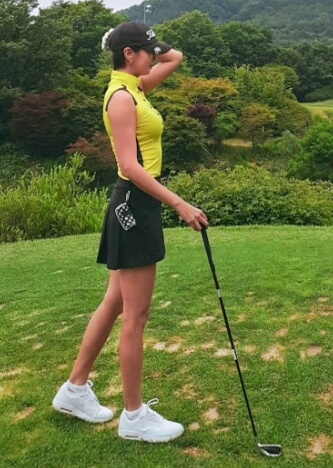 검은색 치마&#44; 노란 골프웨어 입고 골프채 들고 있는 근황 모습