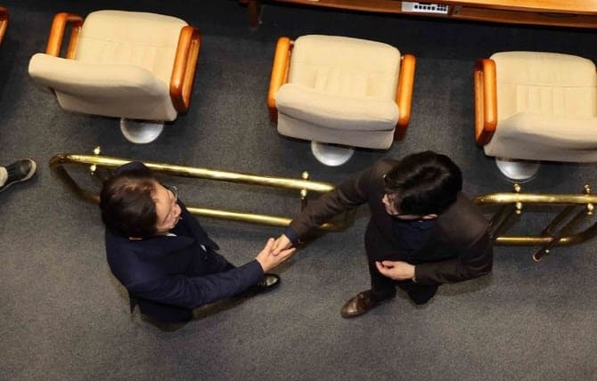계엄해제 동의 후 한동훈 대표와 악수