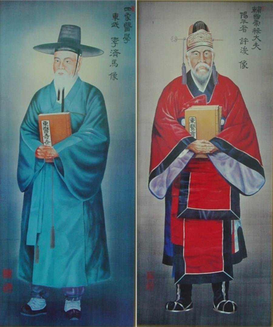 조선시대 양대 한의학 거성인 이제마(李濟馬, 1837~1900) 선생님과 허준(許浚, 1539~1615) 선생님의 전신 이미지를 찍은 사진