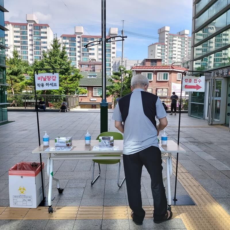 서울 강북구 예방 접종 센터 대기실 앞 비닐장갑 테이블