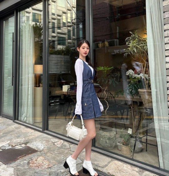  장원영, 미니 원피스 입고 포즈! 살아 있는 바비 인형 [사진]