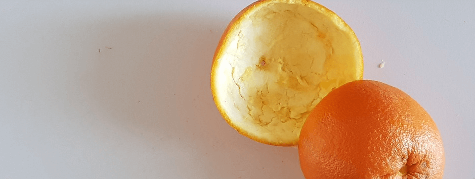 섬네일 오렌지와 오렌지 껍질이 놓여 있다