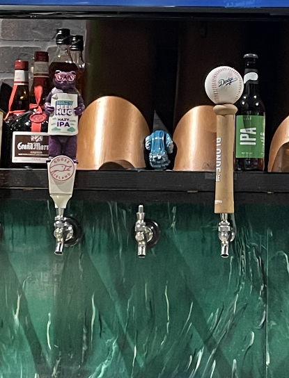 왼쪽에는 IPA 맥주 케그&amp;#44; 오른쪽에는 다저스 맥주 케그가 있다.