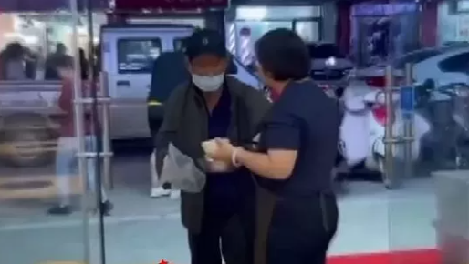 "엄마는 10년 동안 무료 밥차를 운영하셨습니다"시어머니는 돈 벌어서 다 남 좋은 일 시킨다고 엄마를 무시했고 어느 날 기막힌 일이 일어나고 말았습니다.