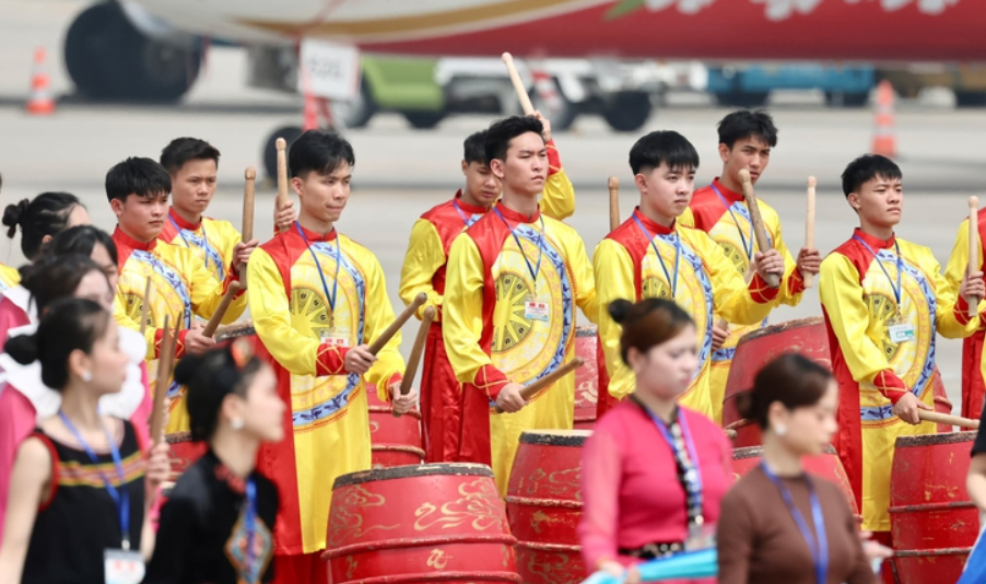 img src="시진핑_주석_베트남_방문_공항_환영.jpg"alt"중국 시진핑 주석 베트남 국빈 방문 노이바이 공항에서 환영"