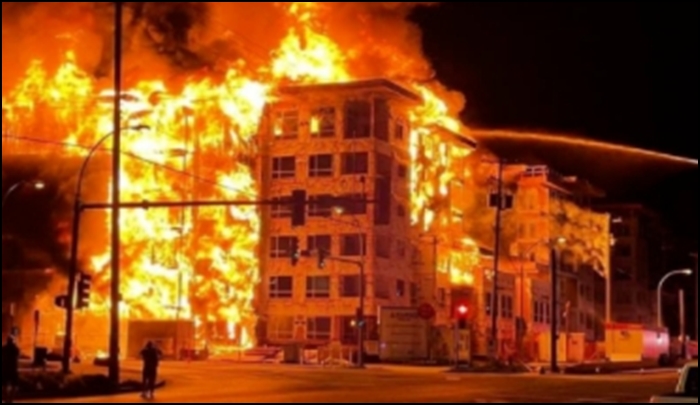 건물이-불에-활활-타는-모습