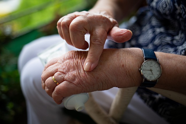 한 노인이 퇴행성 관절염 증상 중 하나인 손가락 통증을 호소하고 있다