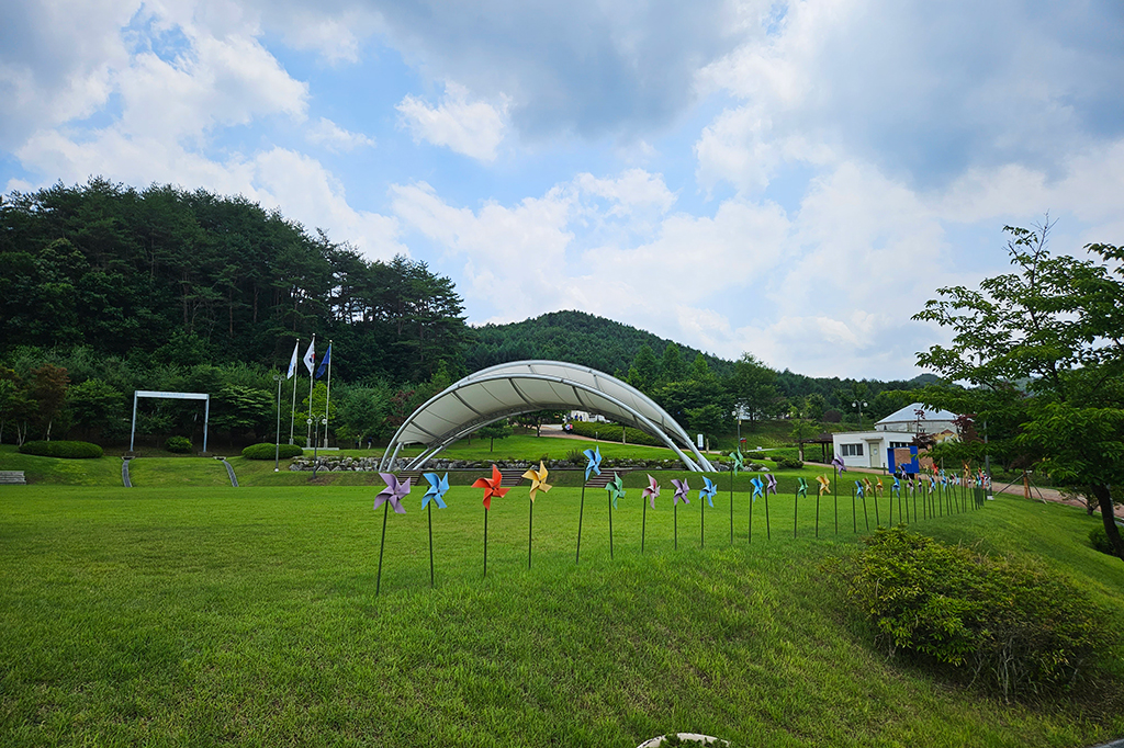 잔디마당 위에 설치된 바람개비와 데크