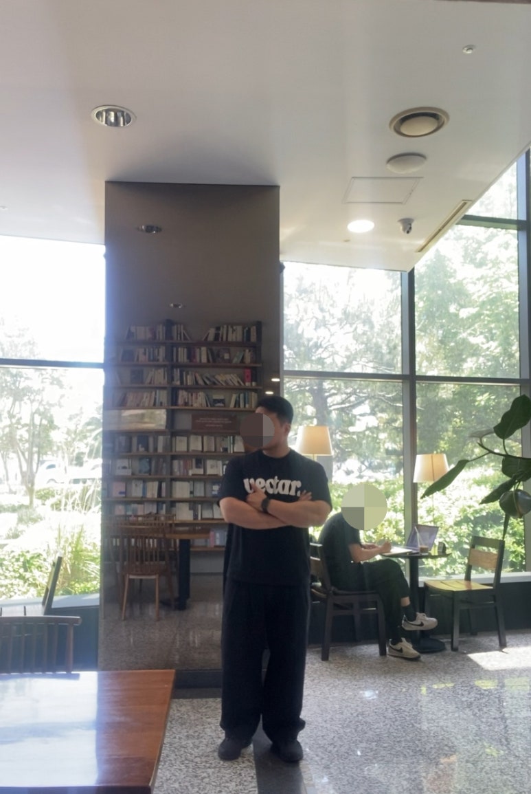 데일리룩(2024. 5. 27.)벡타르 티셔츠, vectar., 벡타르, 무신사스탠다드 무신사 데님 와이드 벌룬 팬츠, 뉴발란스 스니커즈 신발 NBPFCS179K / 410V5
