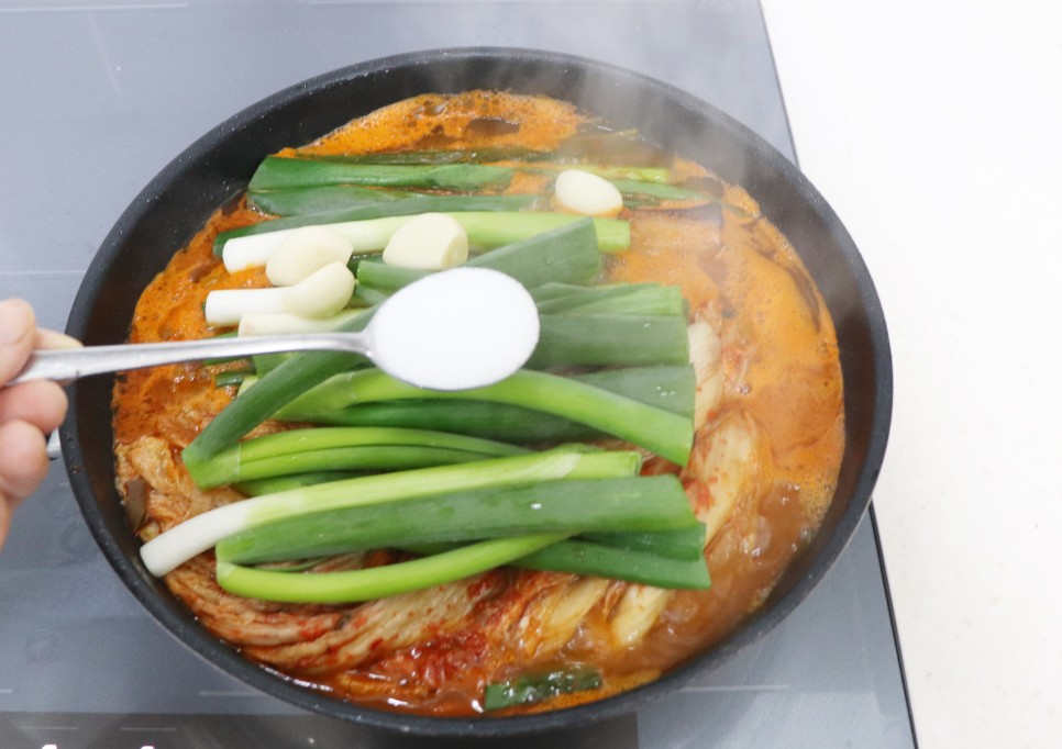 어남선생님 류수영 김치찜 레시피 돼지고기 앞다리접시 묵은김치요리 11