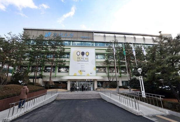  차고 넘친 문 정권 5년 돈 잔치...강남구, 전직원에 3년간 16억 포상금 잔치 벌려