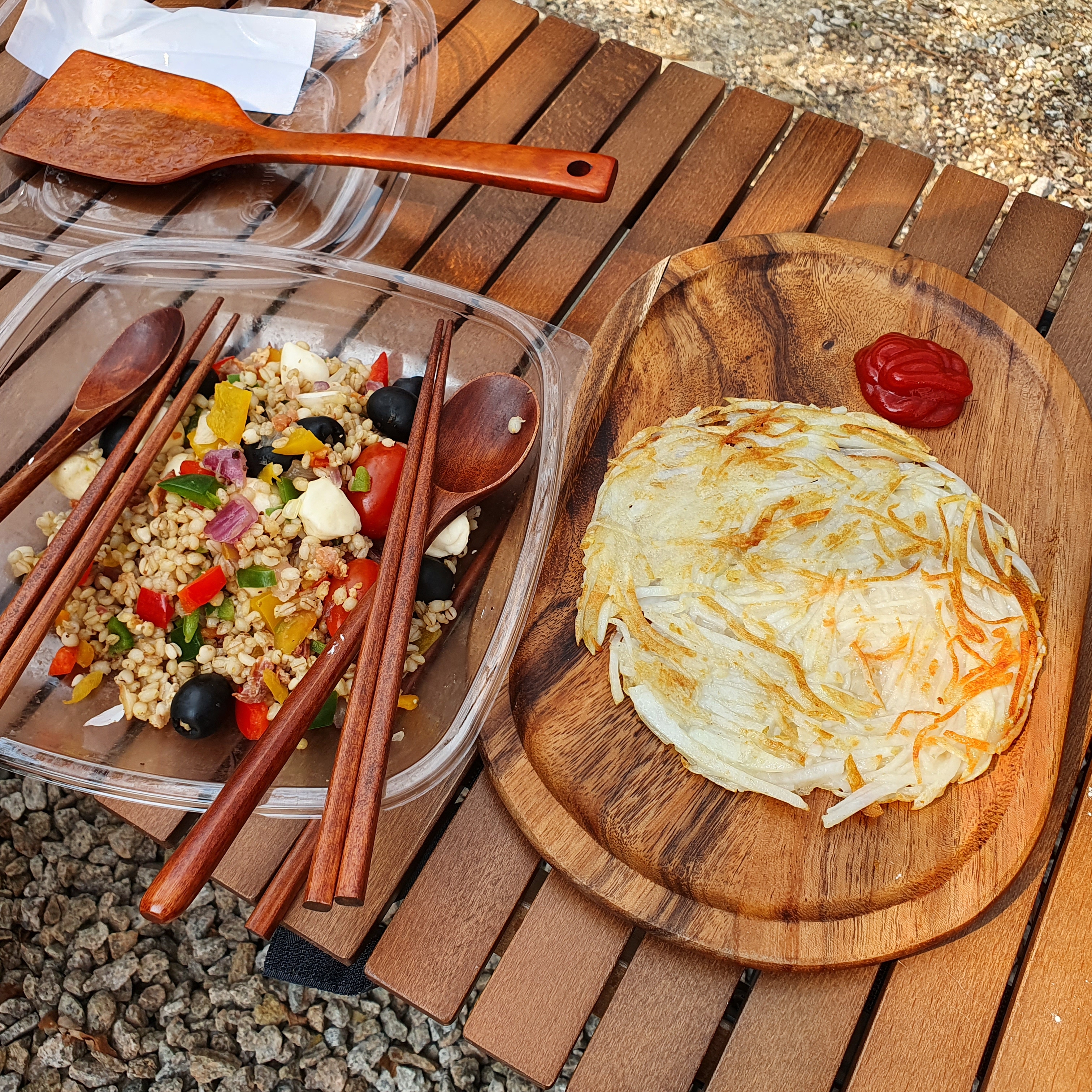 캠핑 메뉴 감자전과 샐러드