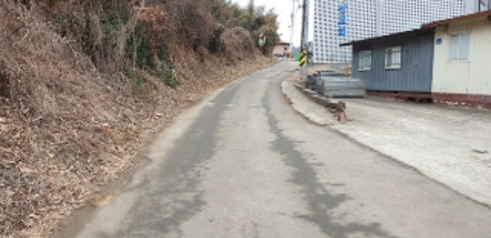 홍성지원2023타경234 2번 부동산의 서단에 접해있는 도로 모습