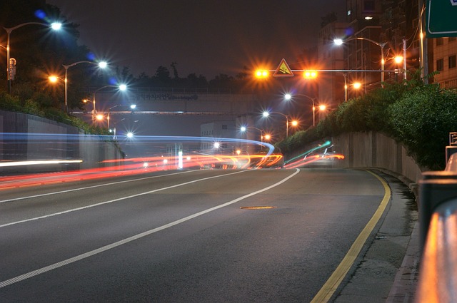 야간-도로-가로등-빚번짐
