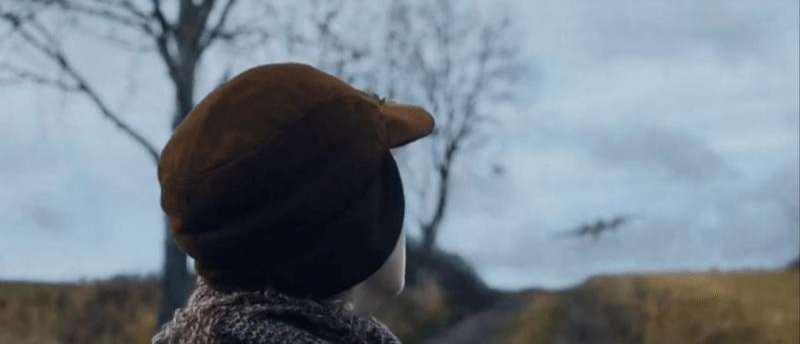 유틀란트의 소년 헨리가 비행기를 보는 스틸컷