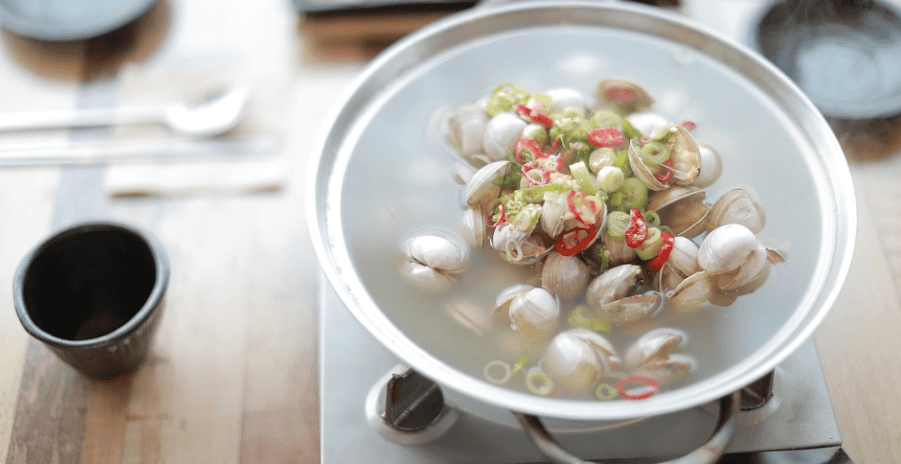 맛있게 끊고 있는 조개탕