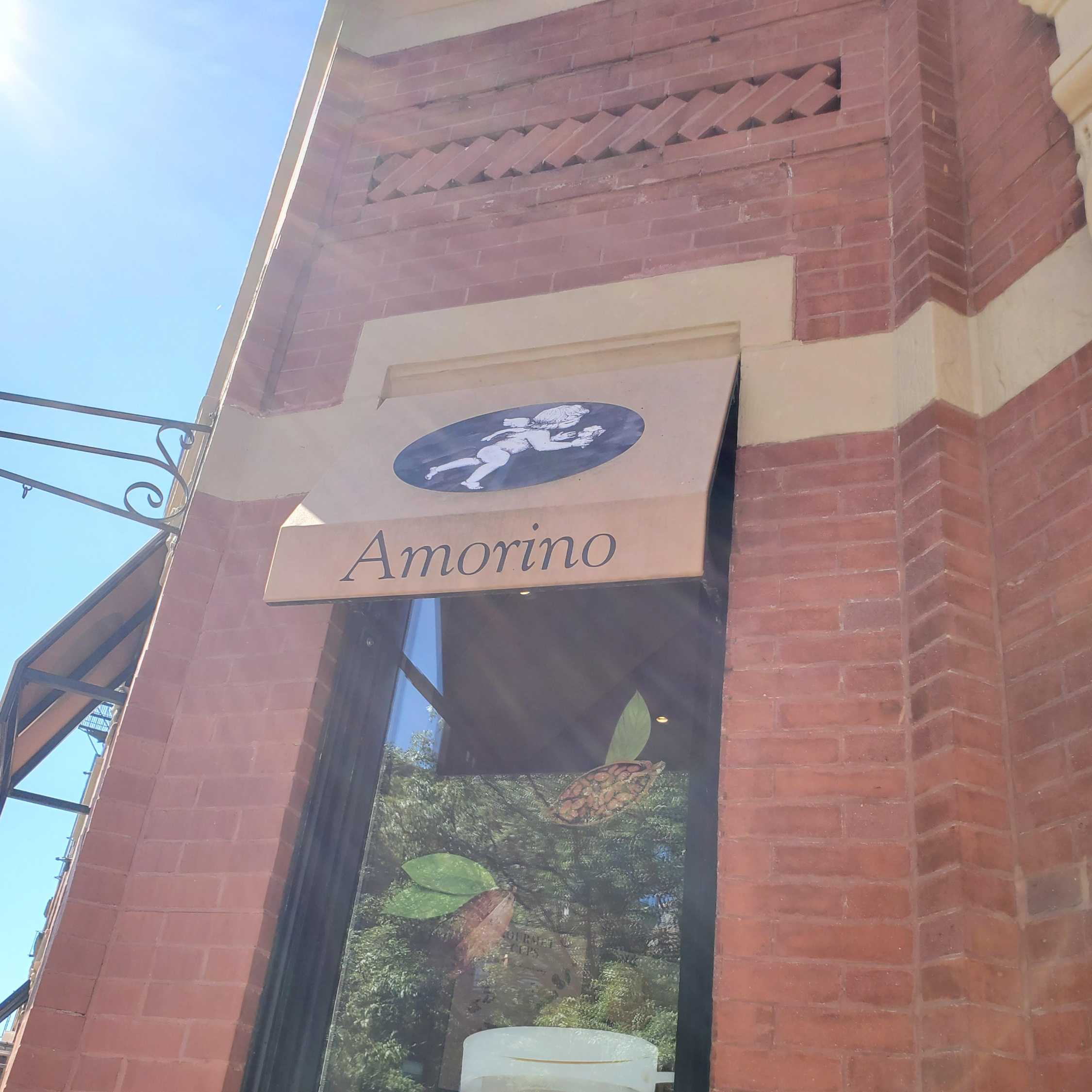 벡베이 스트릿에 있던 amorino 알모리노 젤라또 가게 입구에서 찍었습니다.