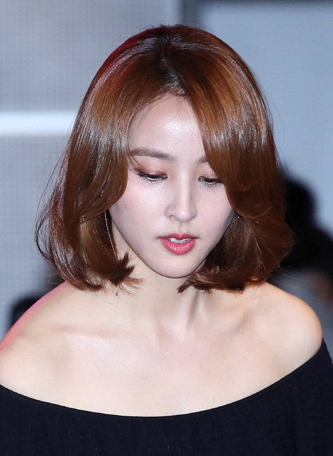  들판을 걷고 있는 한혜진